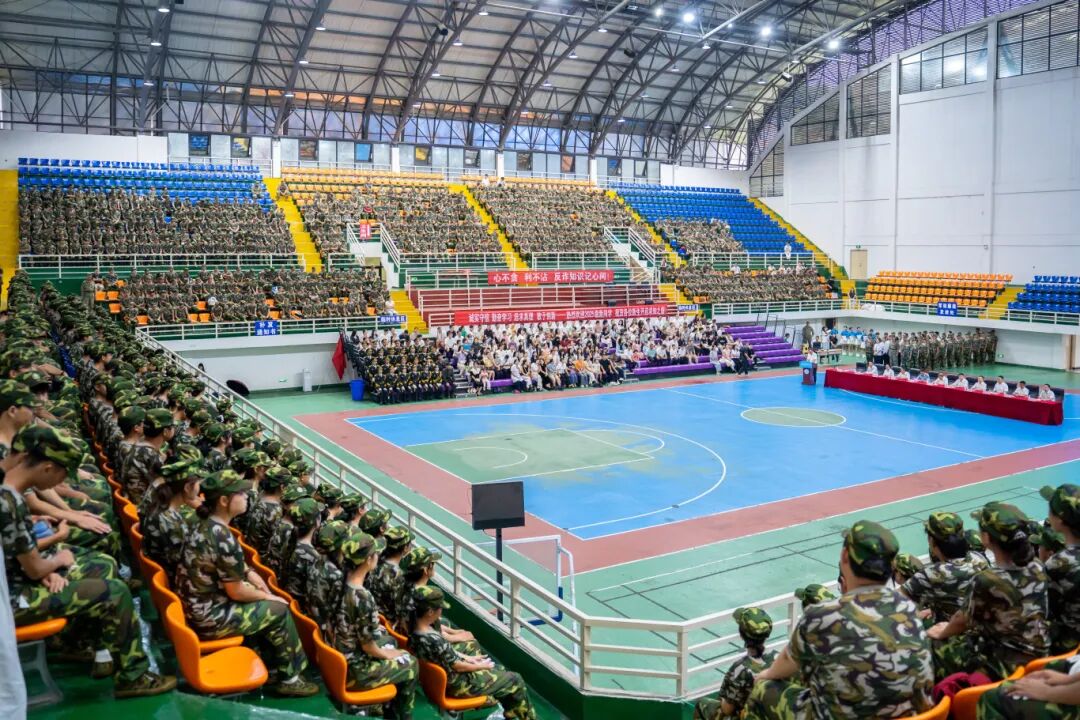 beat365官网举行2025级新生军训结训暨开学典礼(图1)