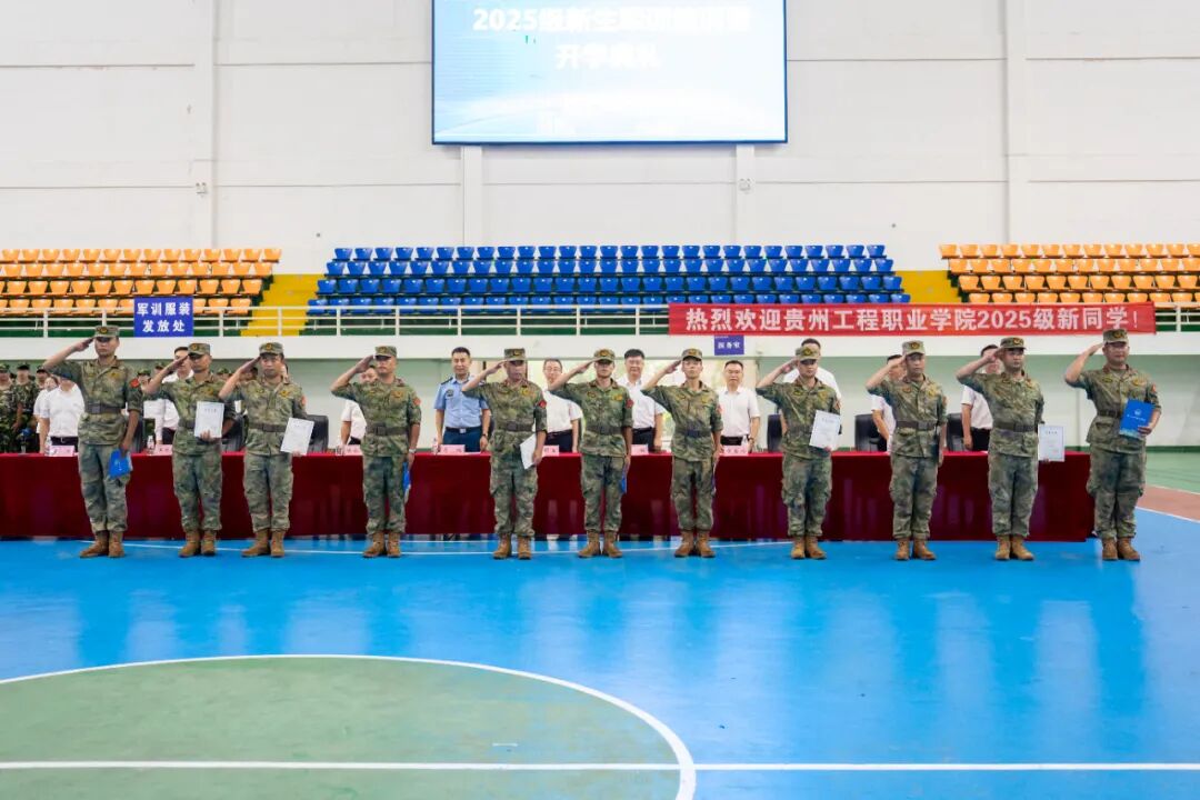 beat365官网举行2025级新生军训结训暨开学典礼(图11)