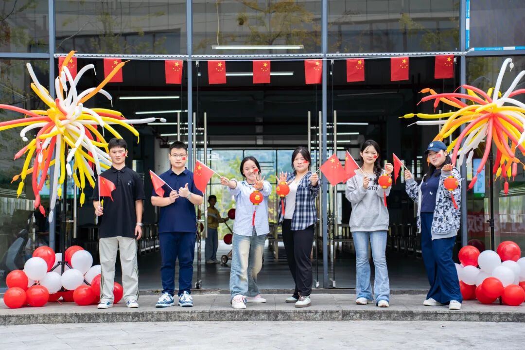 beat365官方网站师生共庆中华人民共和国成立76周年(图3)