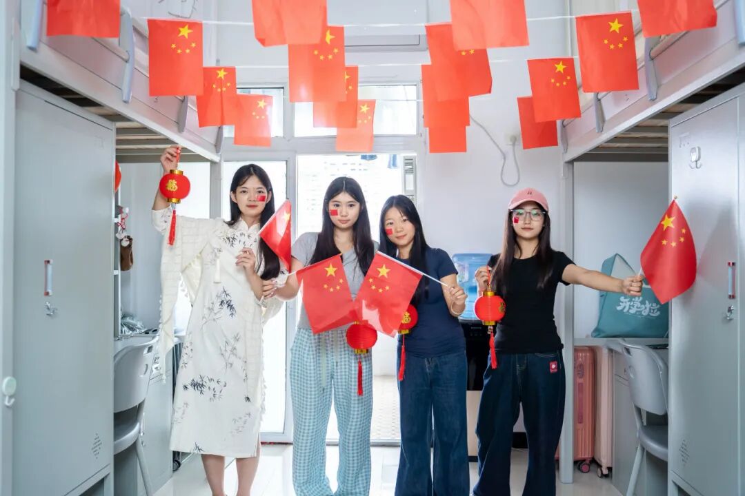 beat365官方网站师生共庆中华人民共和国成立76周年(图4)