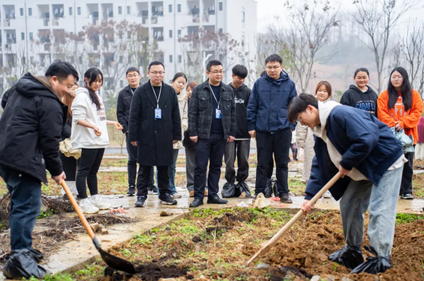 劳动教育浇灌“双苗”成长！beat365官方网站创新实践育人模式(图2)