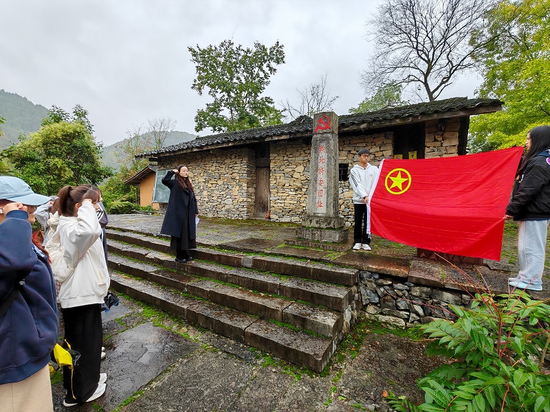 弘扬伟大抗战精神 凝聚团结奋进力量——beat365官网马克思主义学院“红匠工坊”走进红色教育基地开展实践教学(图5)