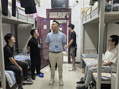 筑牢安全防线 传递学院温情 智能制造与汽车工程学院开展寝室安全大排查(图2)