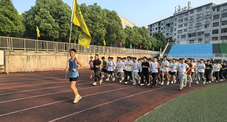 党建引领聚活力 师生共跑启新程 ——“健康奔跑向未来” 主题活动融入中央八项规定精神纪实(图2)