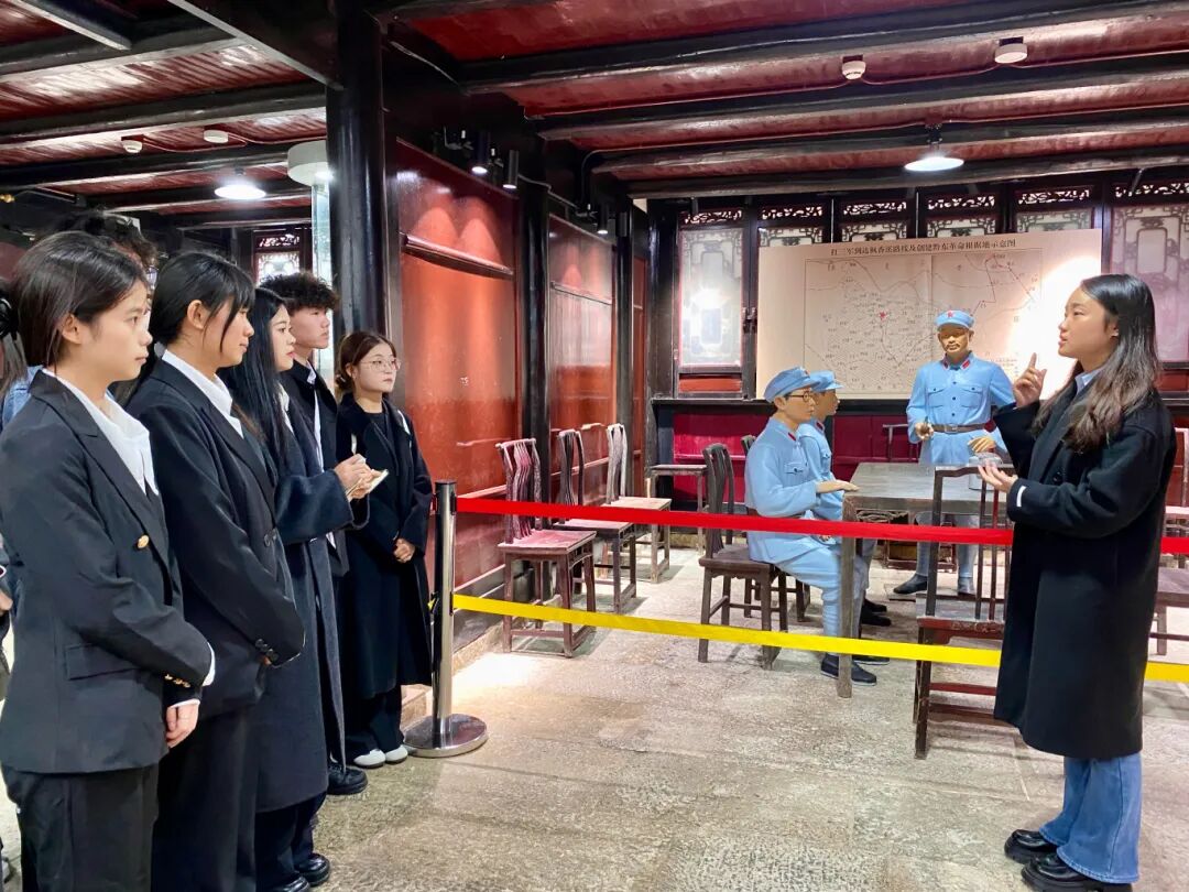 红色热土育青春 行走团课强担当——beat365官网药学院组织团学干部赴枫香溪红色基地开展沉浸式团课(图1)