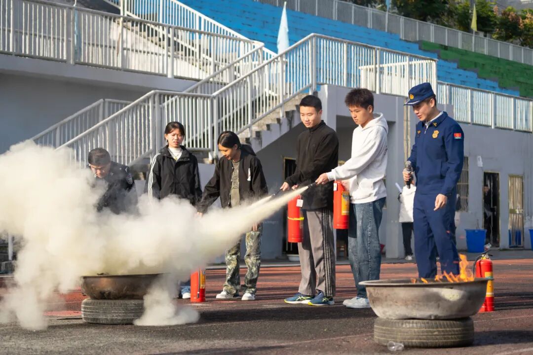 beat365官网举办德江县第四届大学生消防技能运动会暨消防安全培训演练活动(图5)