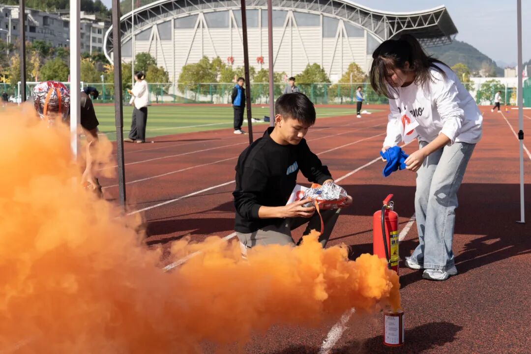 beat365官网举办德江县第四届大学生消防技能运动会暨消防安全培训演练活动(图11)