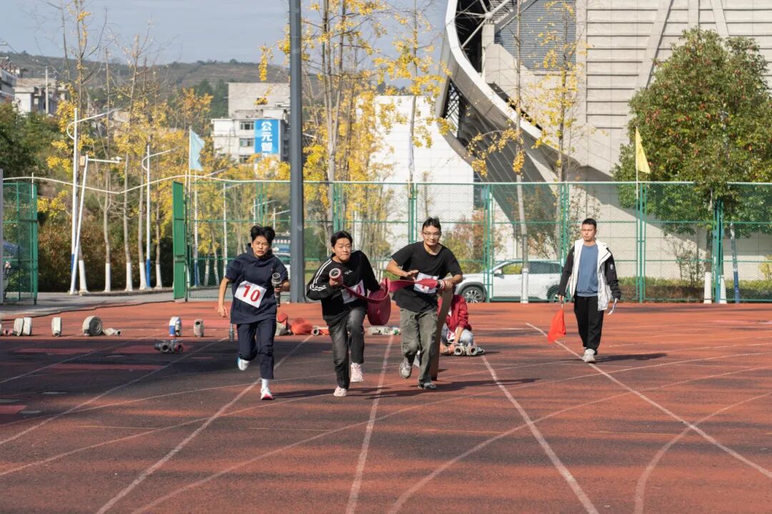 beat365官网举办德江县第四届大学生消防技能运动会暨消防安全培训演练活动(图13)