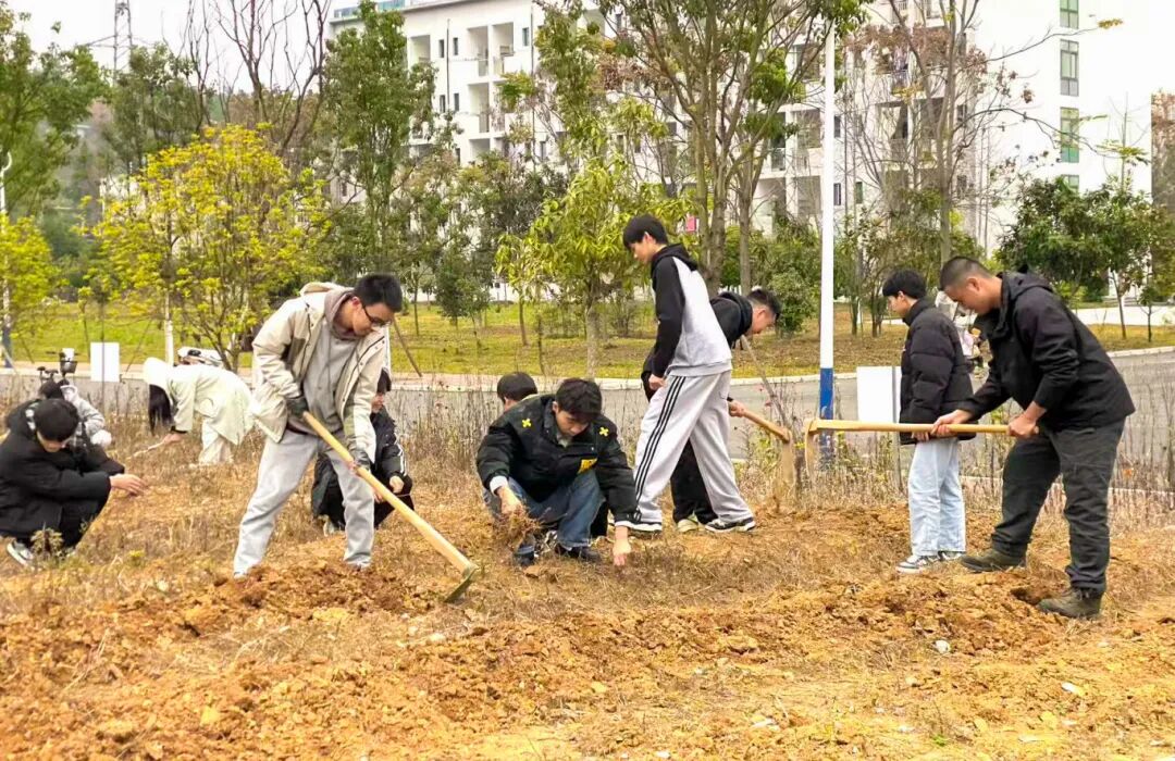党建领航 专业赋能：药学院开展药用植物园劳动实践与“理论宣传二人讲”活动(图1)
