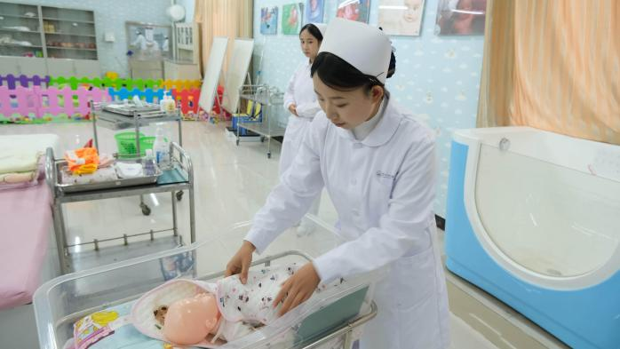 以技为翼护健康&nbsp;青春逐光启新程——beat365官方网站第二届“健康护航杯”技能大赛圆满落幕(图6)