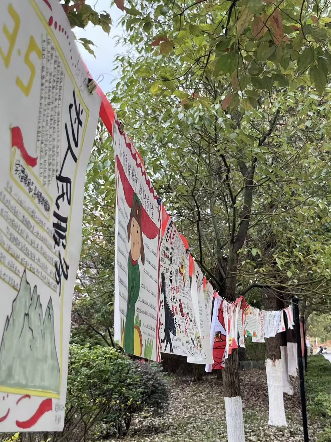 学院举办“弘扬雷锋精神，凝聚青春力量”主题手抄报活动(图2)