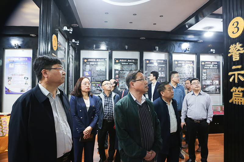 观警示基地 筑思想之堤|beat365官网组织参观德江县人民法院反腐倡廉警示教育基地(图2)