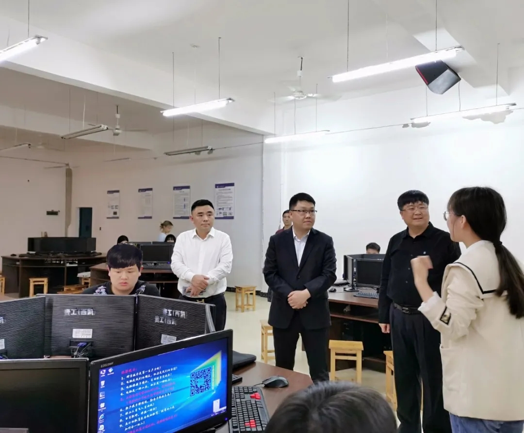 仰望星空立大志 学高身正成大才 德江县委常委、县纪委书记、县监委主任龙志刚 为beat365官网师生上专题思政课(图5)