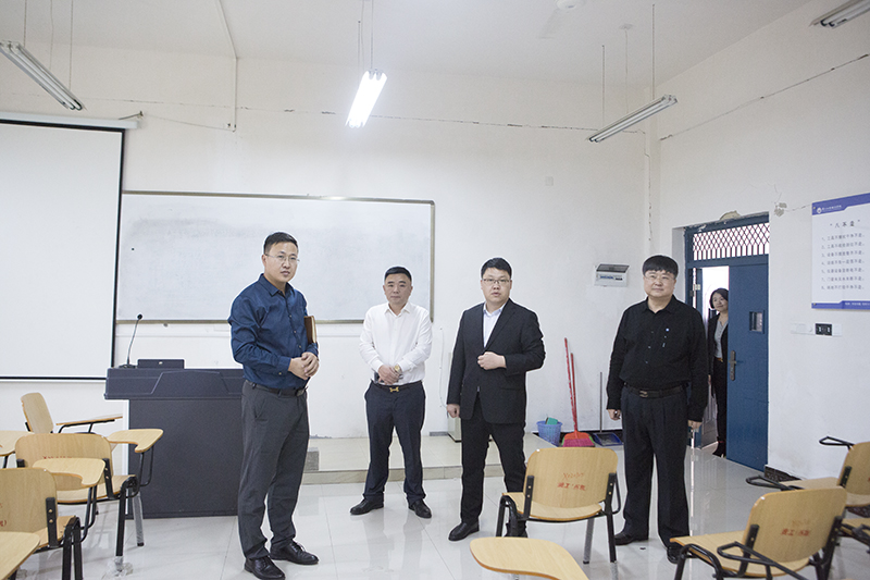 仰望星空立大志 学高身正成大才 德江县委常委、县纪委书记、县监委主任龙志刚 为beat365官网师生上专题思政课(图6)