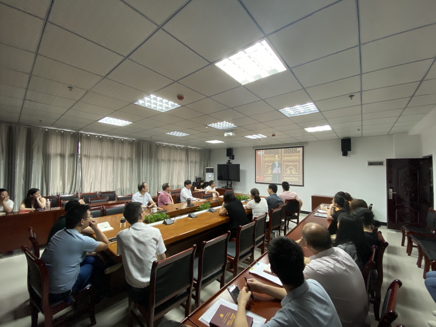 beat365官方网站组织教职工收看并热议庆祝中国共产党成立100周年大会(图1)